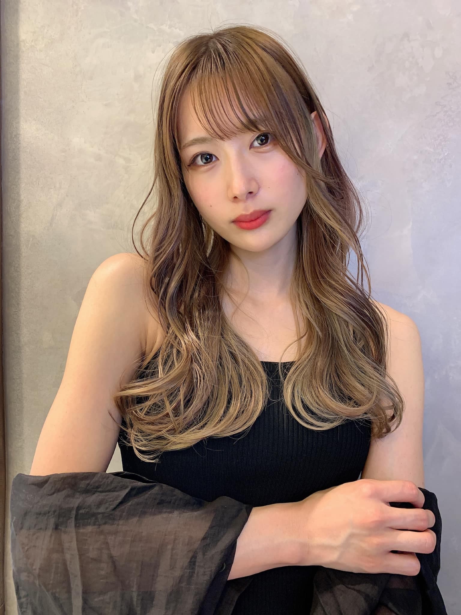 米色亚麻的波浪长发