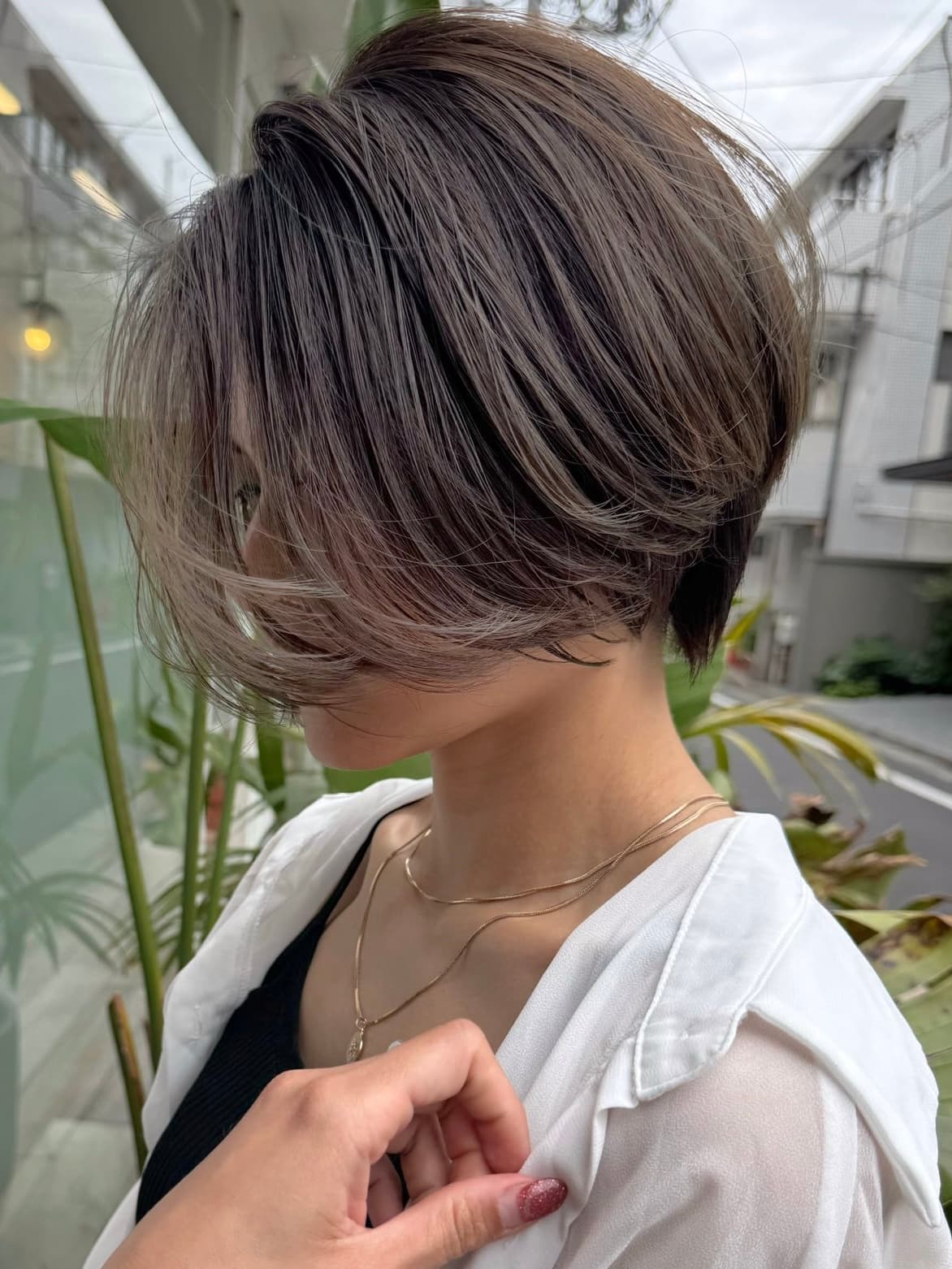 灰米色的短发帅气