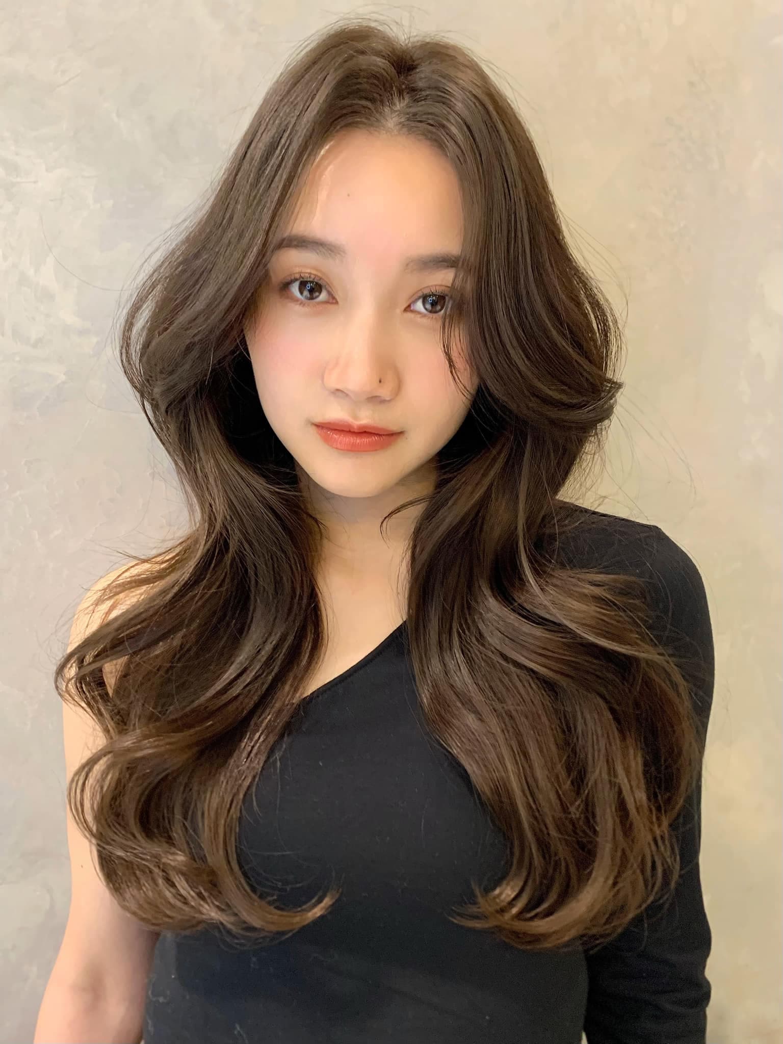灰驼色的波浪长发