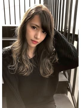 深灰米色的波浪长发