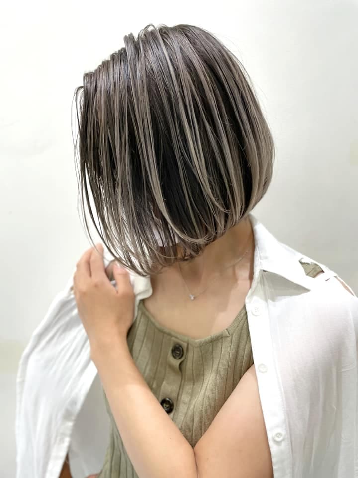 Dark Brown × Silver Highlight Short Bob