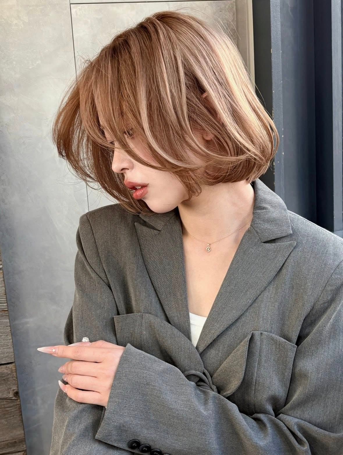 Gold Beige Highlight Short Bob