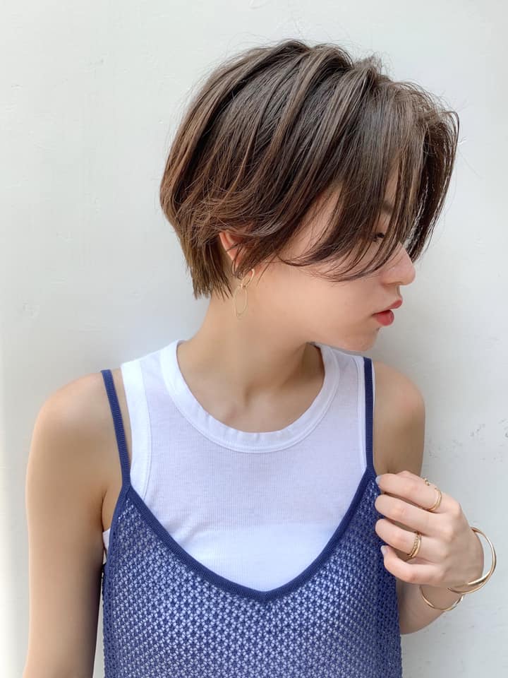 深棕色的短发
