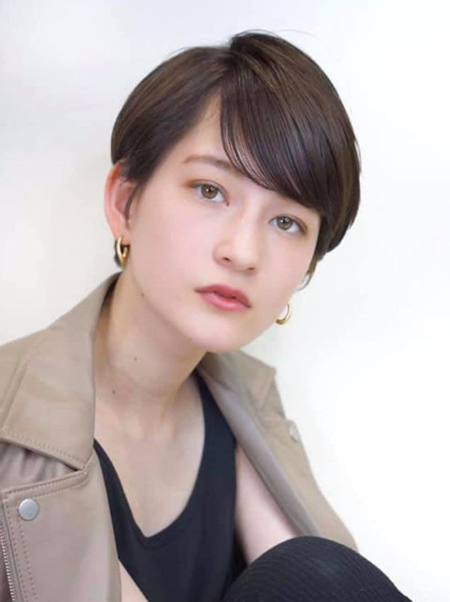 浅棕色的短发