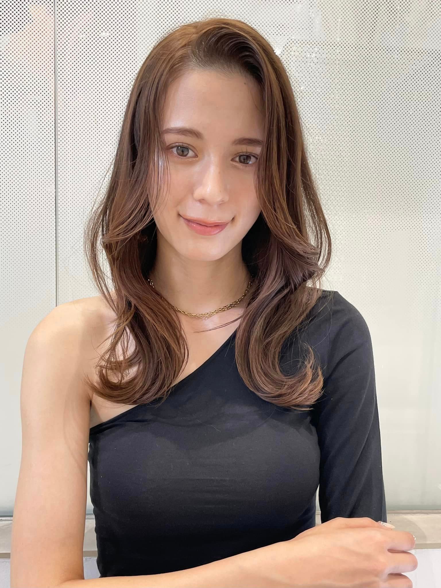 米棕色的波浪半长发