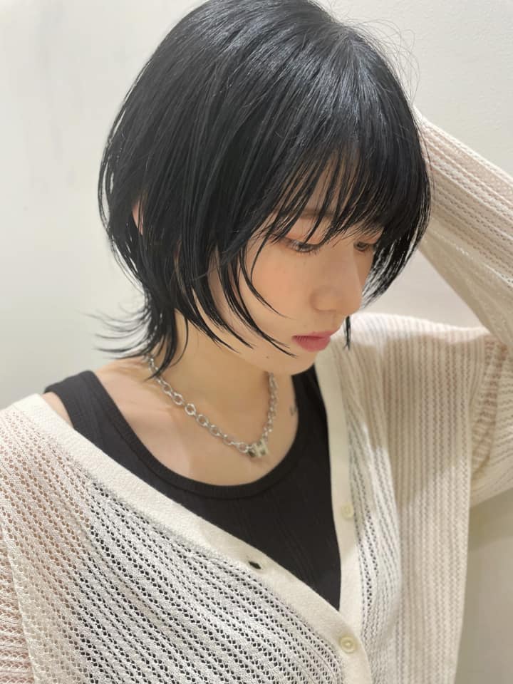 海军蓝黑的短发