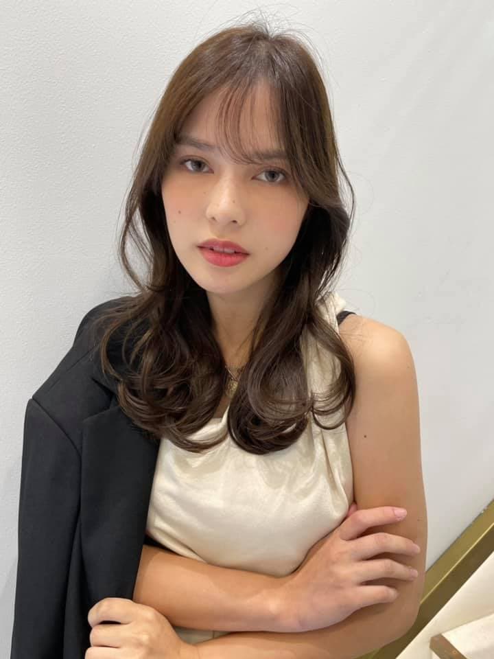 深棕色的波浪半长发