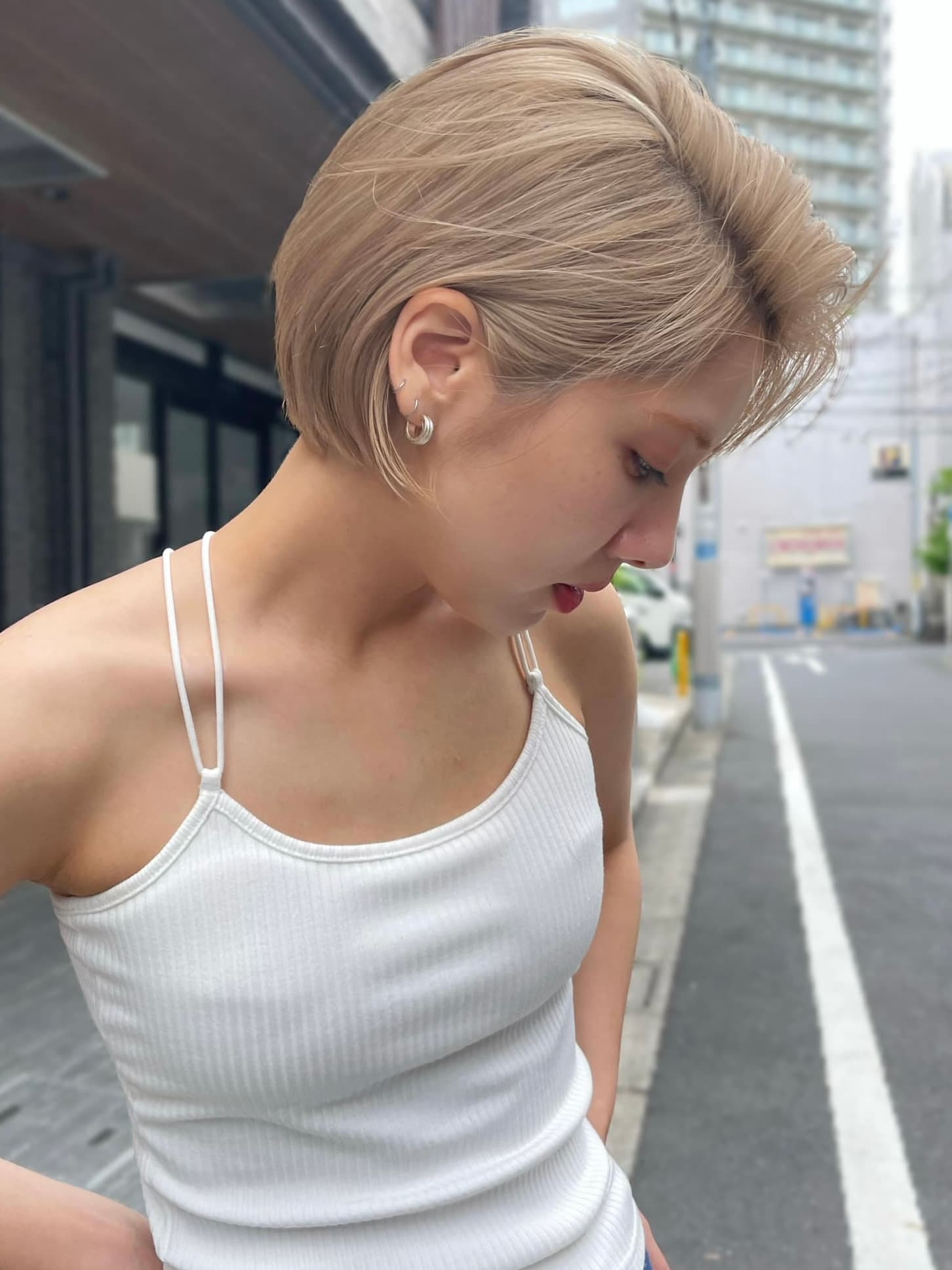 高亮亚麻色的短发蘑菇头