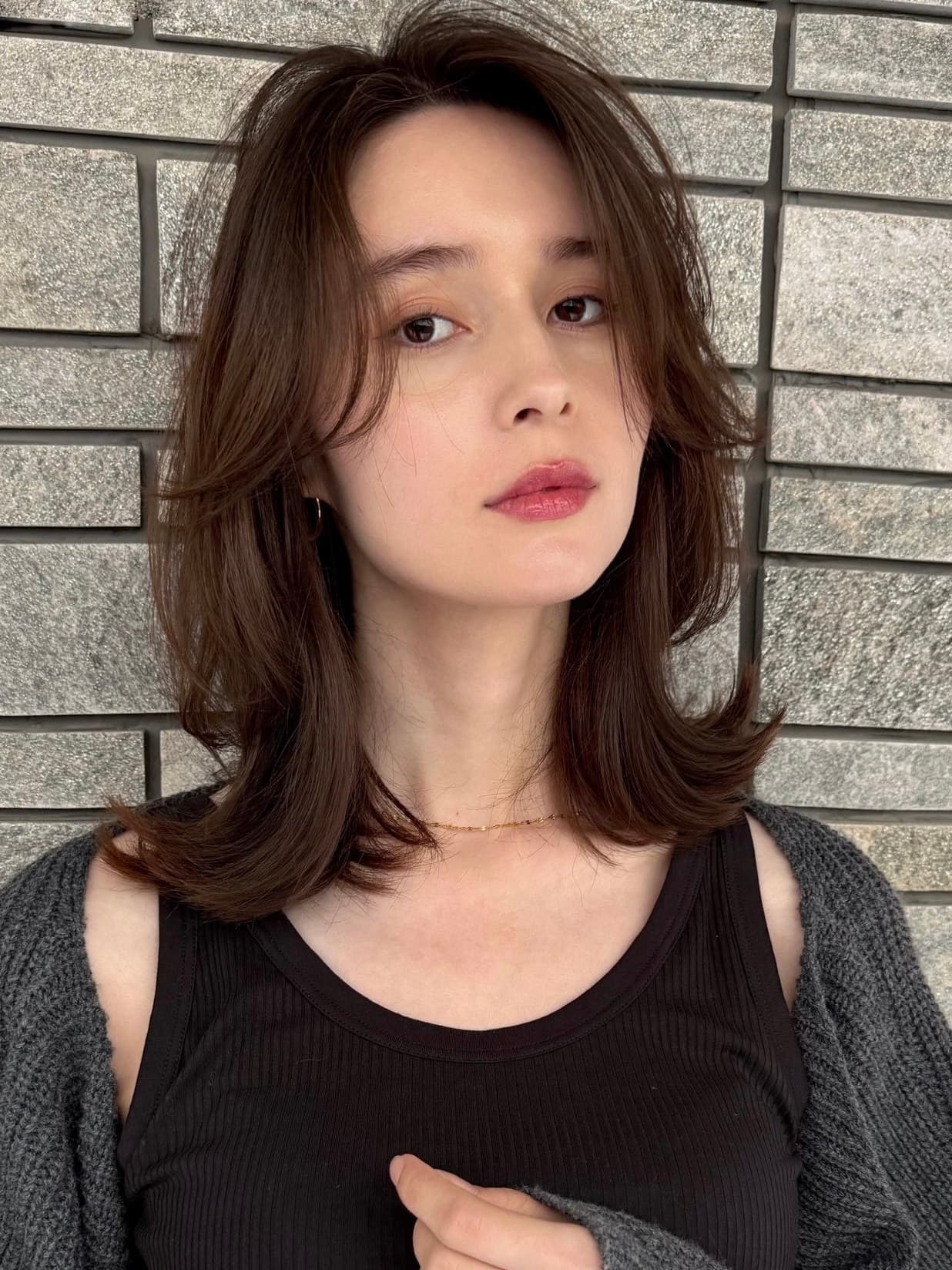 深棕色的层次半长发