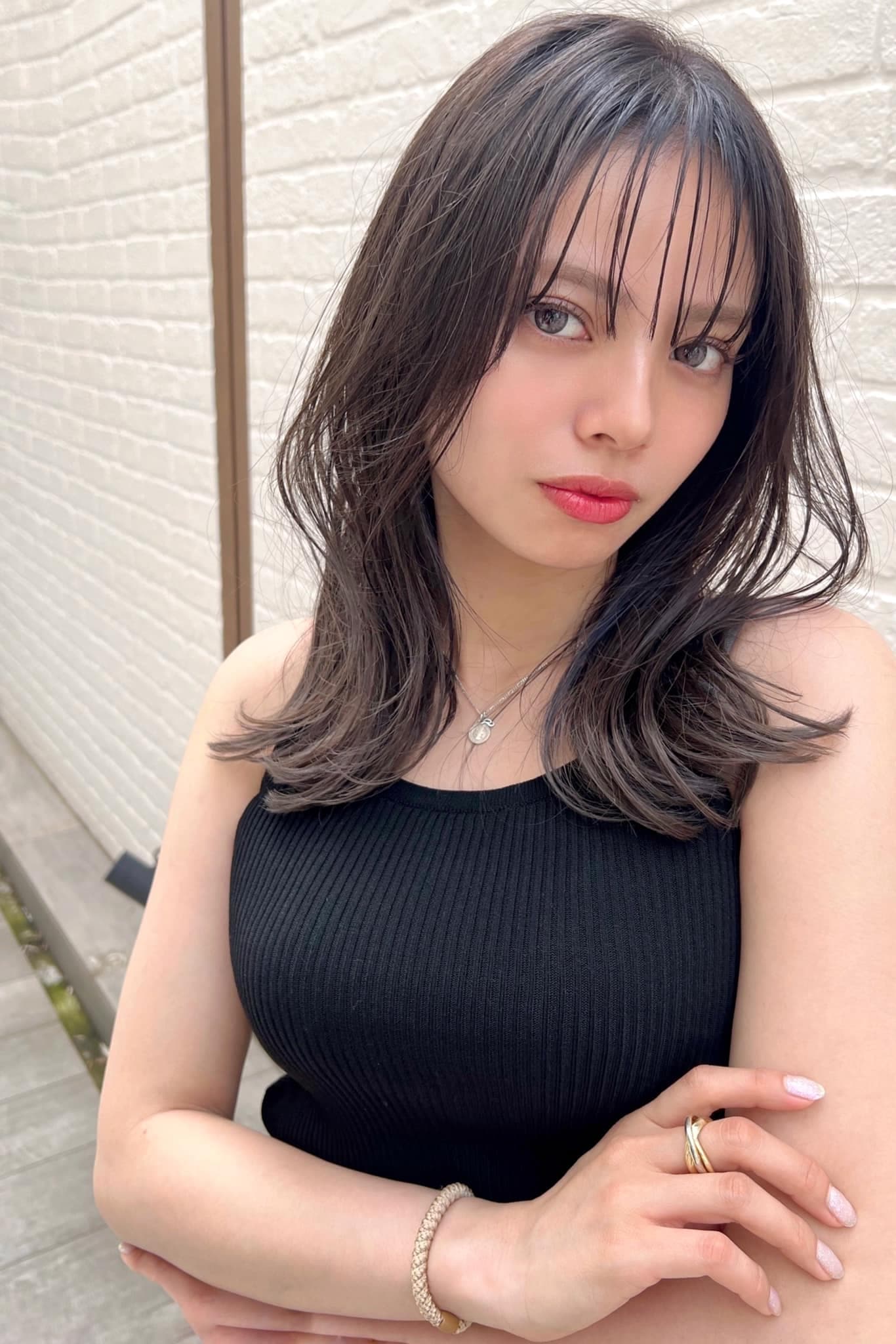 深灰色的波浪半长发