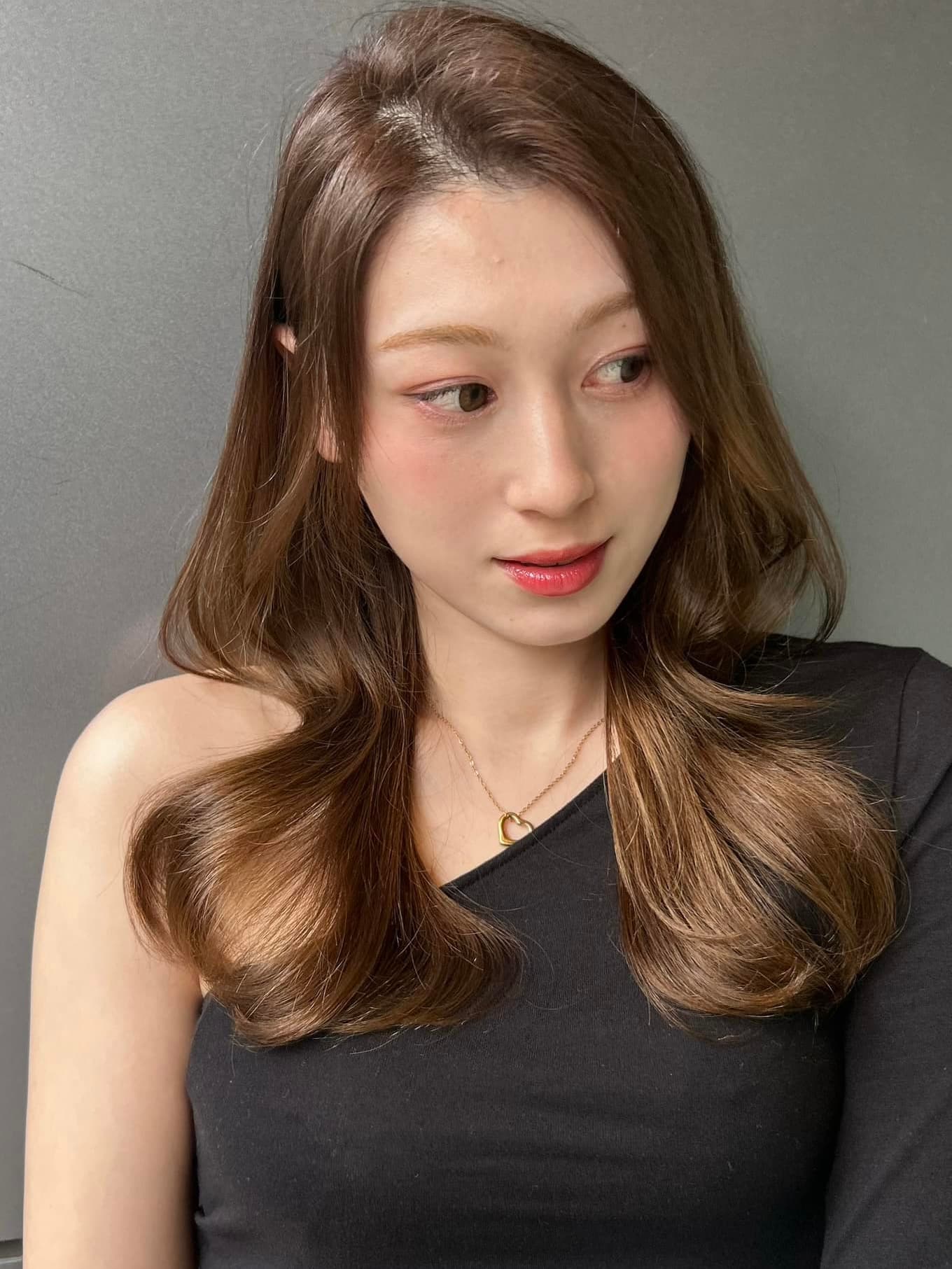 浅棕色的波浪半长发