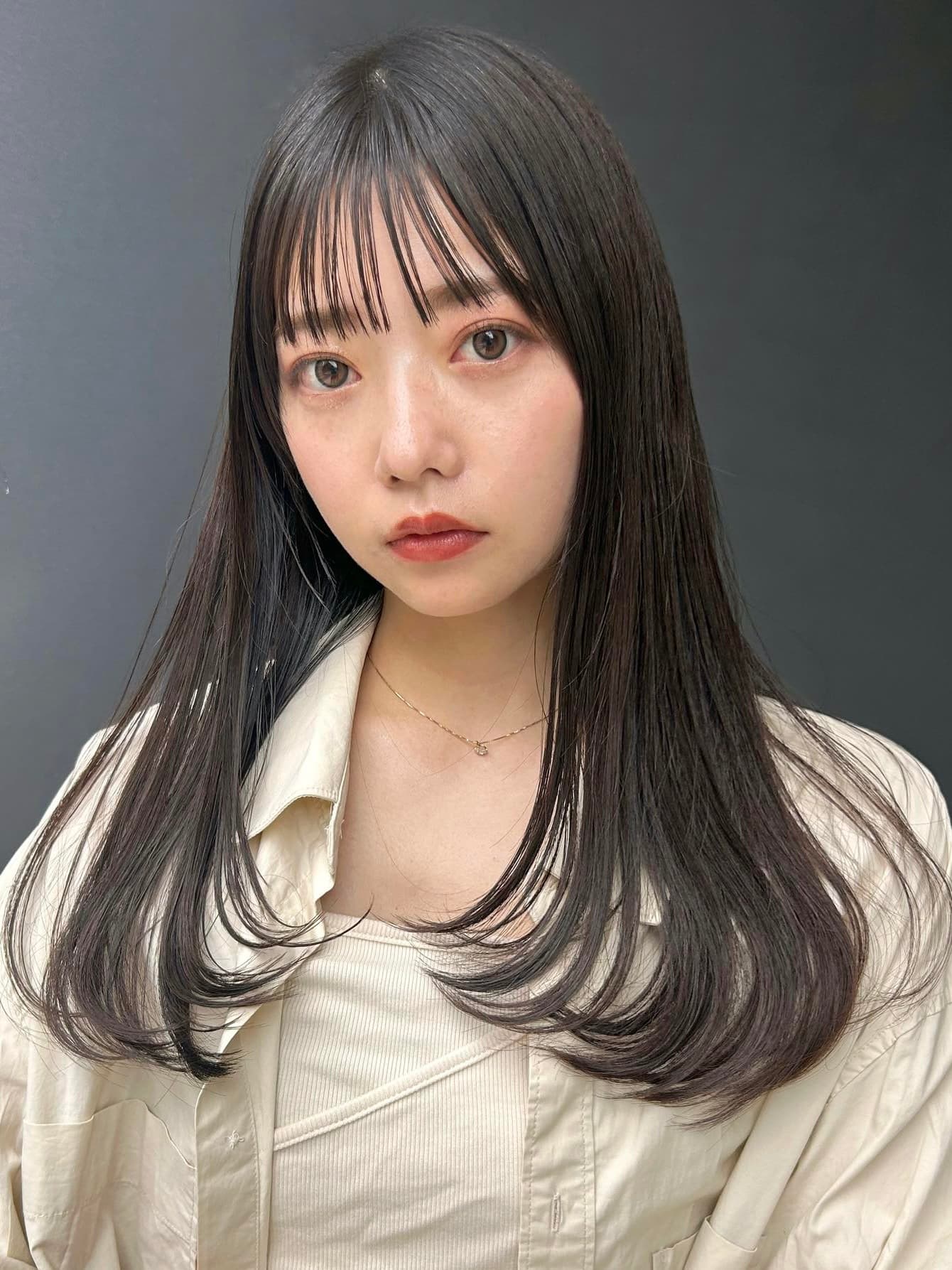 黑色的直发半长发