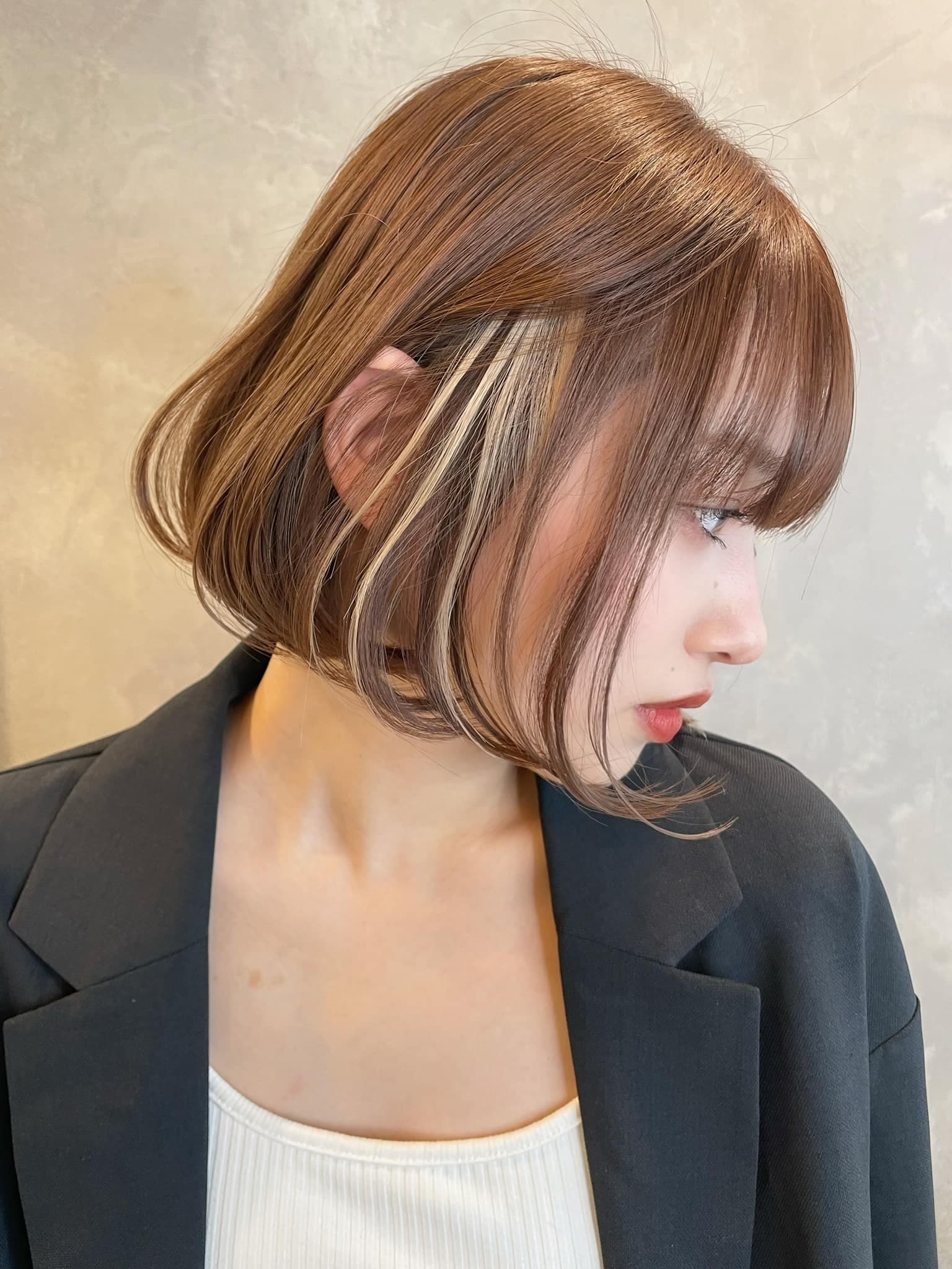 Brown Highlights Side-View Bob