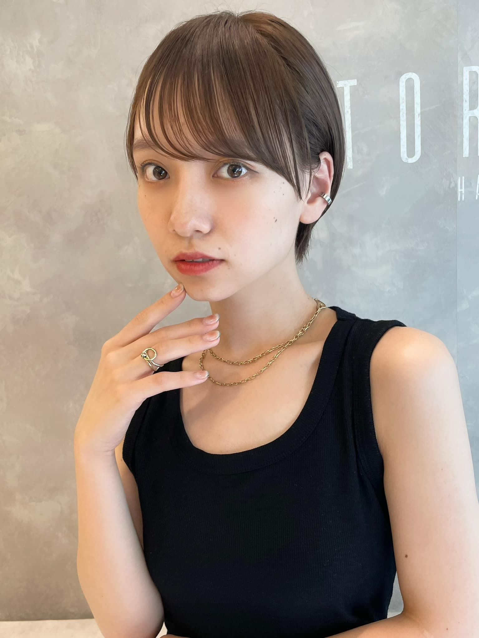 深棕色的清爽帅气短发