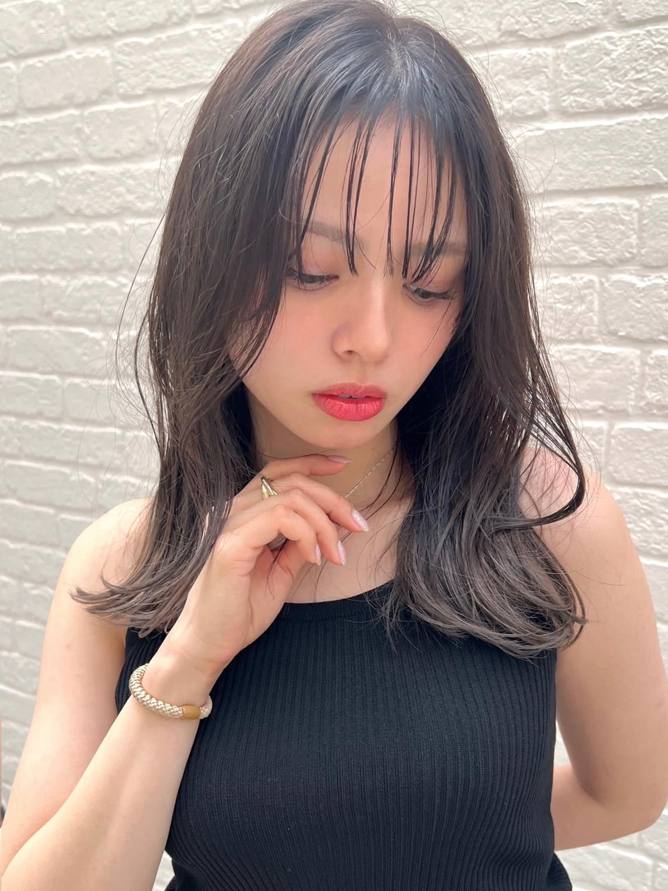 深灰色的波浪半长发