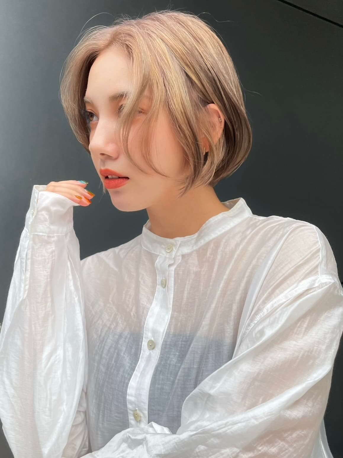的米色亚麻短波波头
