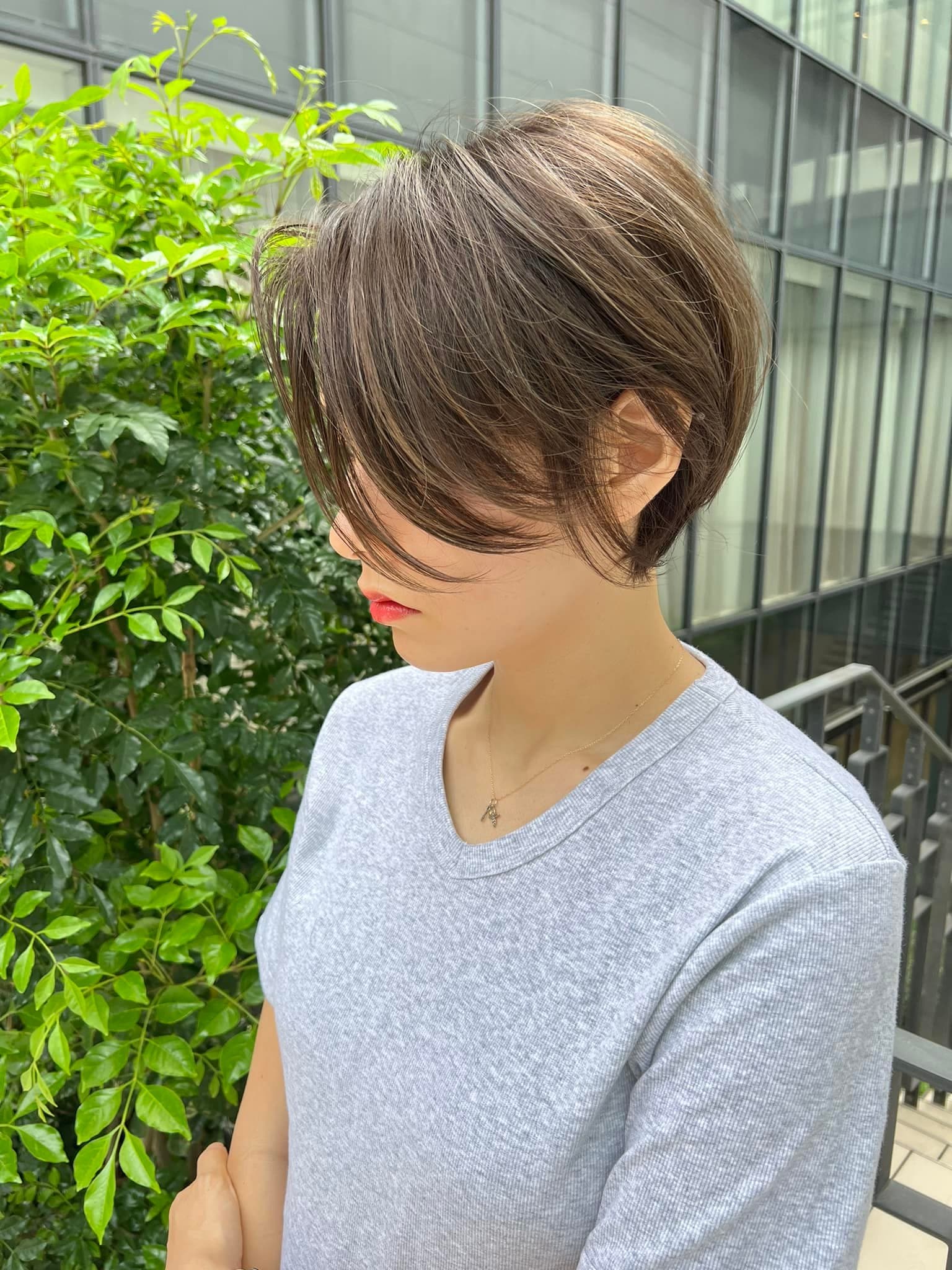 自然棕色的清爽 短发