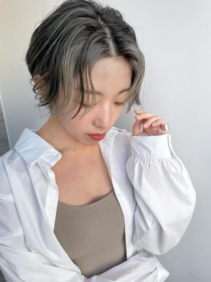 深灰色細挑染入短发