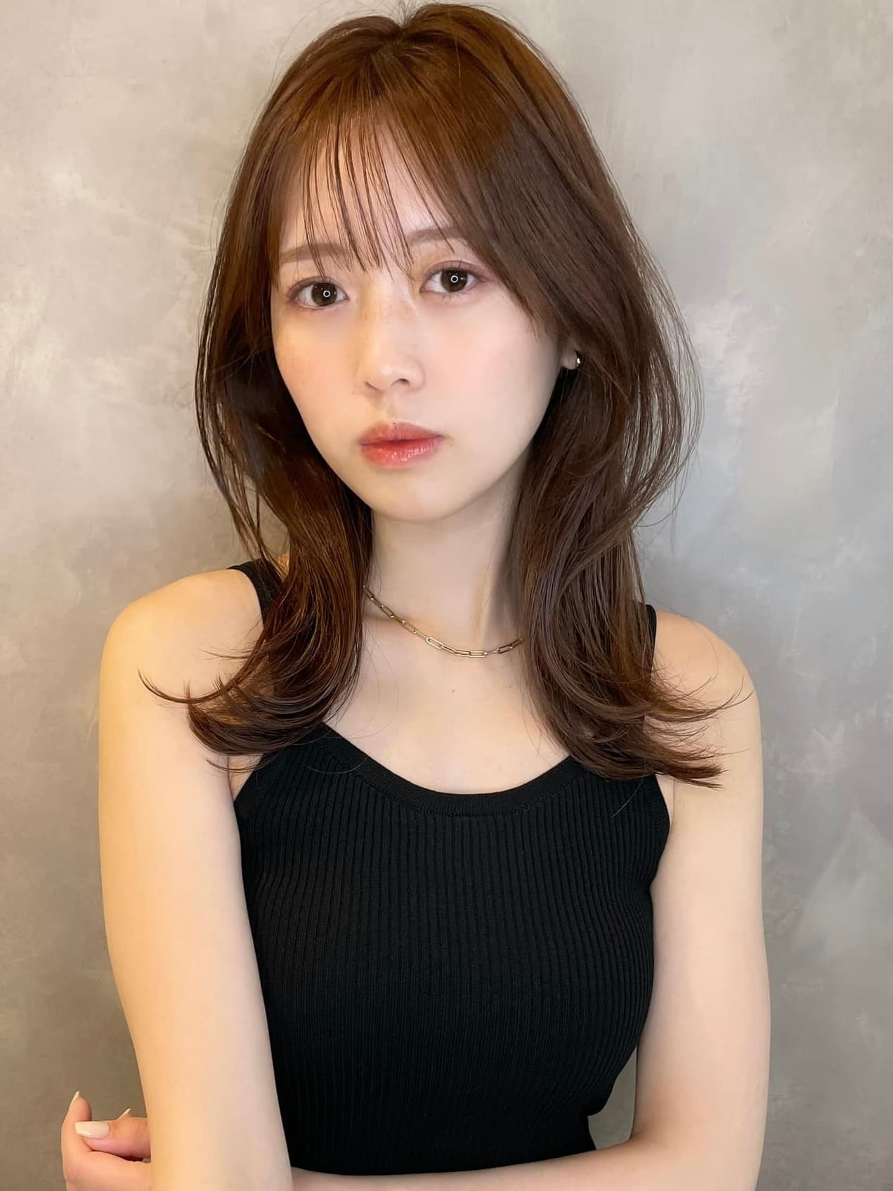 深棕色的波浪半长发