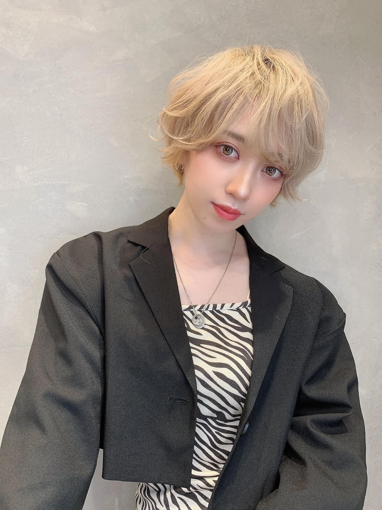 铂金亚麻色的蓬松短发