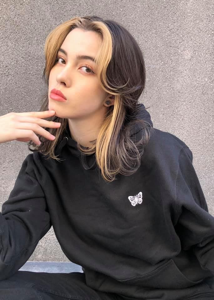 深棕色 × 金色亚麻的 半长发