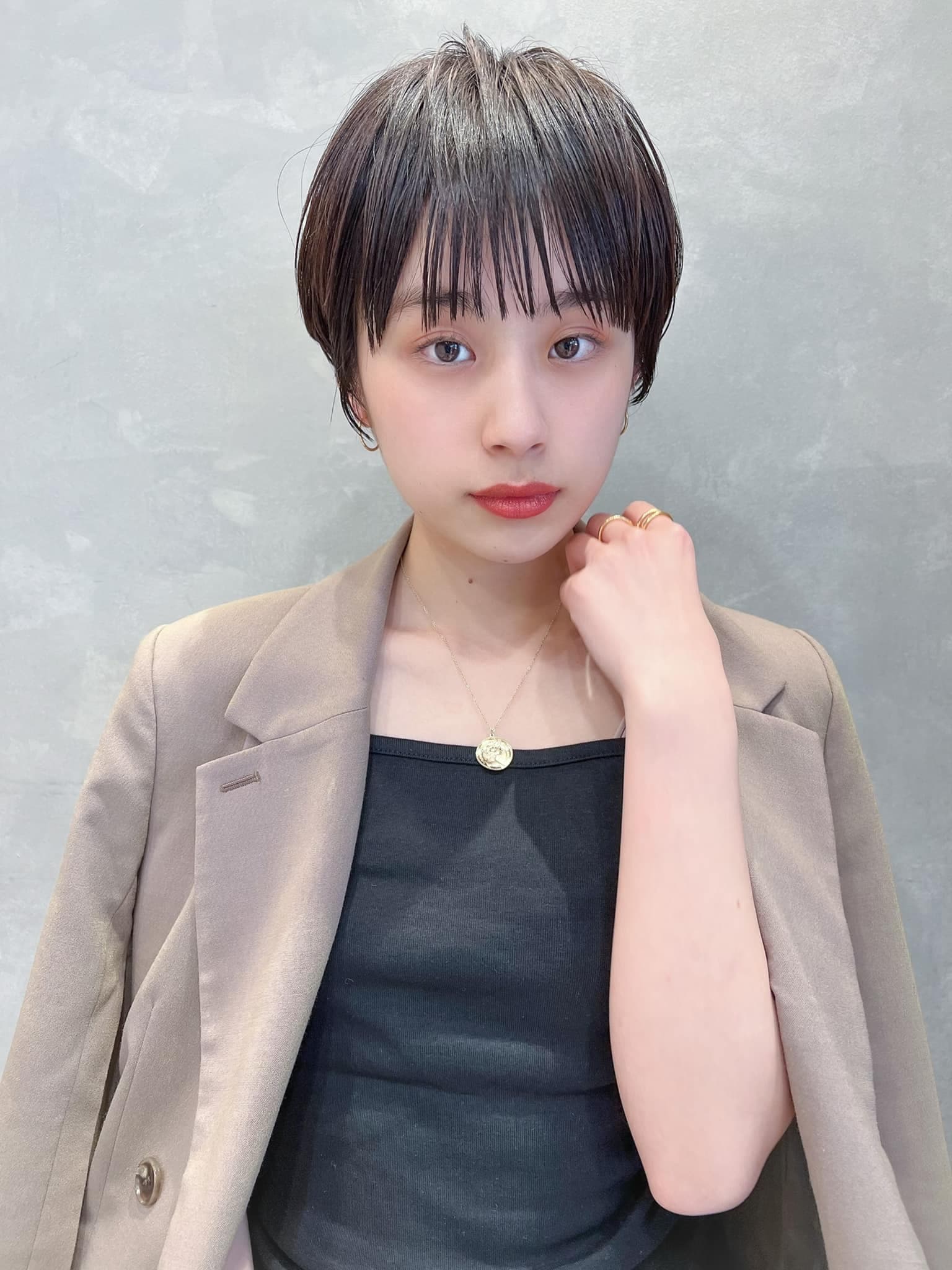 黑发的蘑菇短发