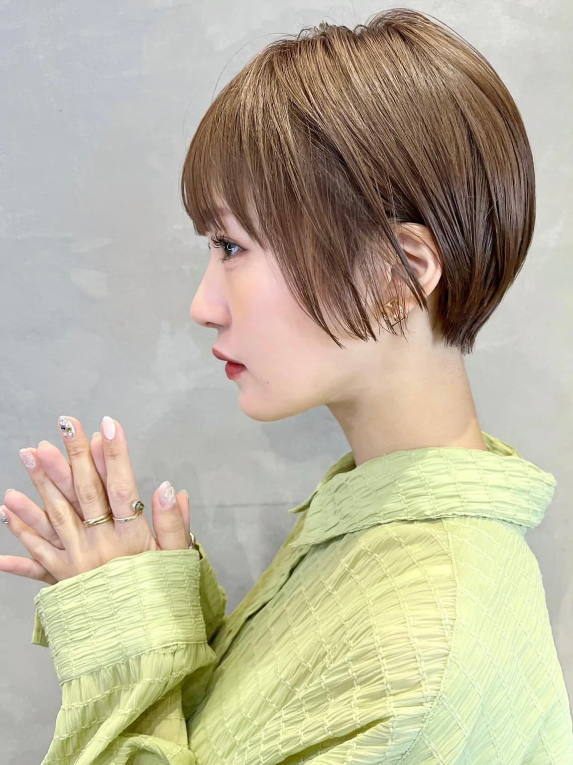 浅棕色的蘑菇短发